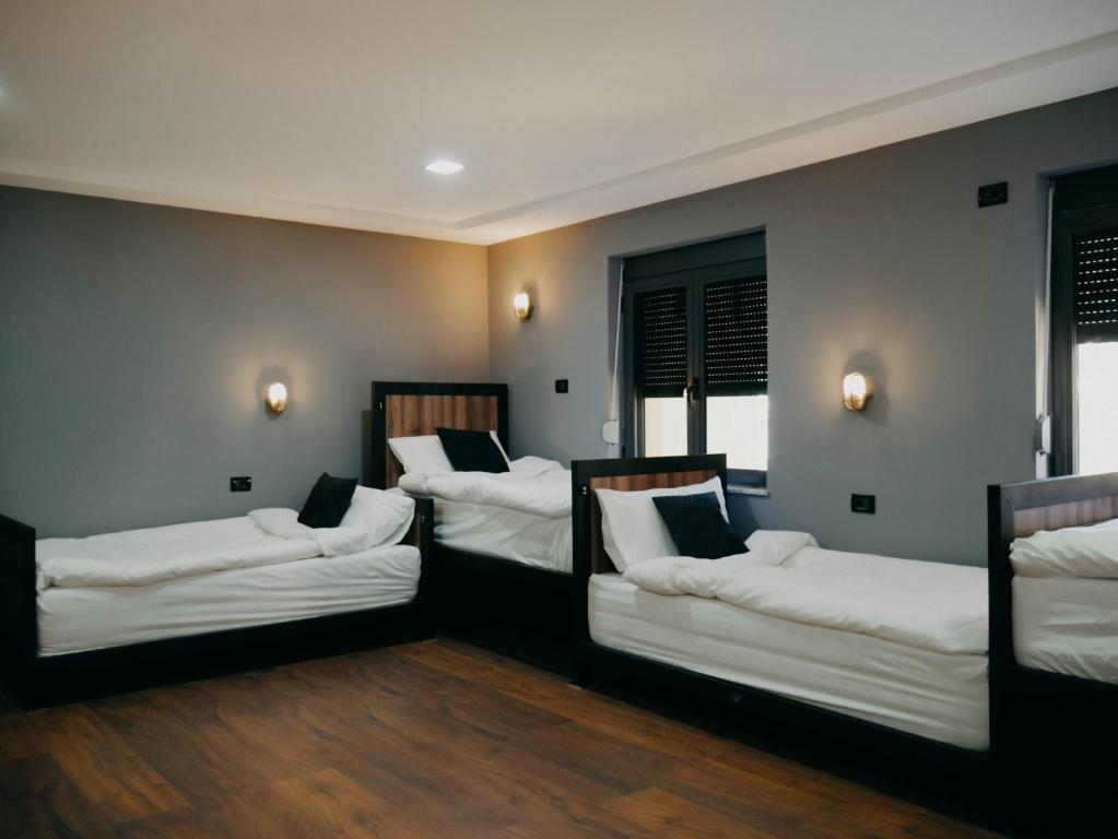 The Maze Hostel Tirana Eksteriør billede